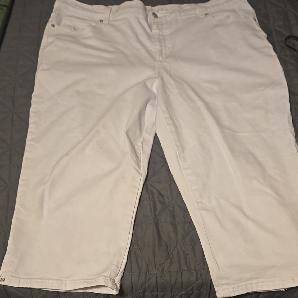 Women's White  Capri Jeans.  Gloria Vanderbuilt (Amanda)Size 18 W.  Cropped,